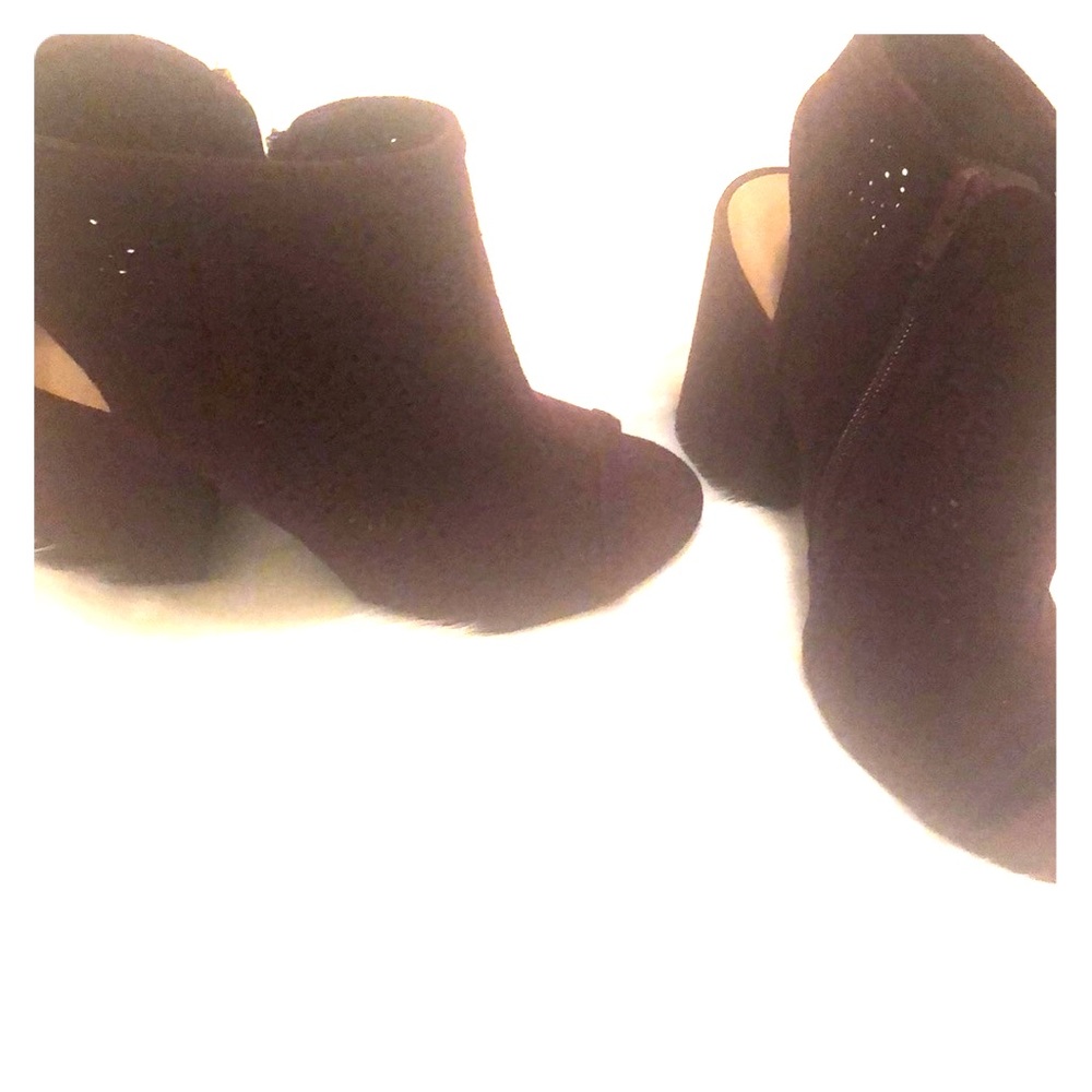 Burgundy open toe heel. Size 7 New. In box.
